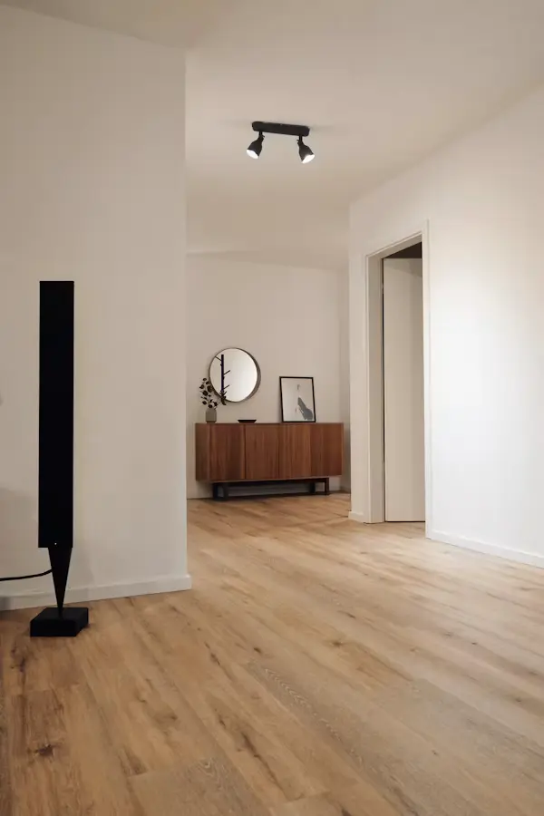 Streak-free window and floor cleaning presentation